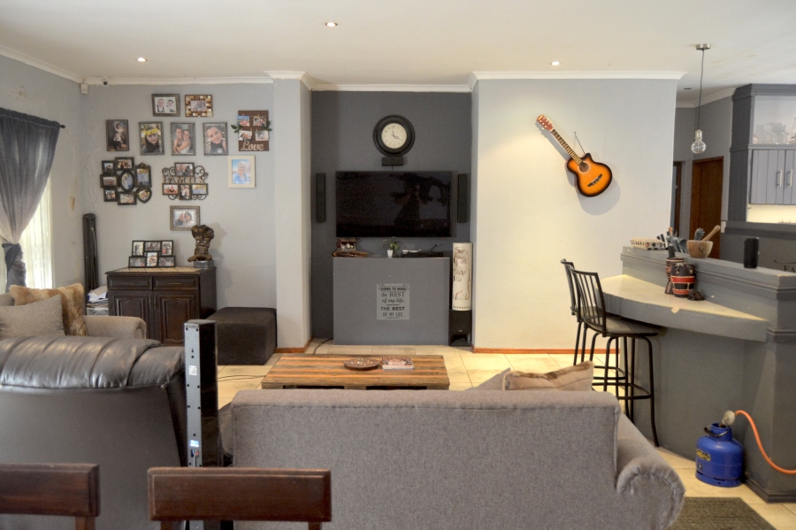 3 Bedroom Property for Sale in Sandbaai Western Cape